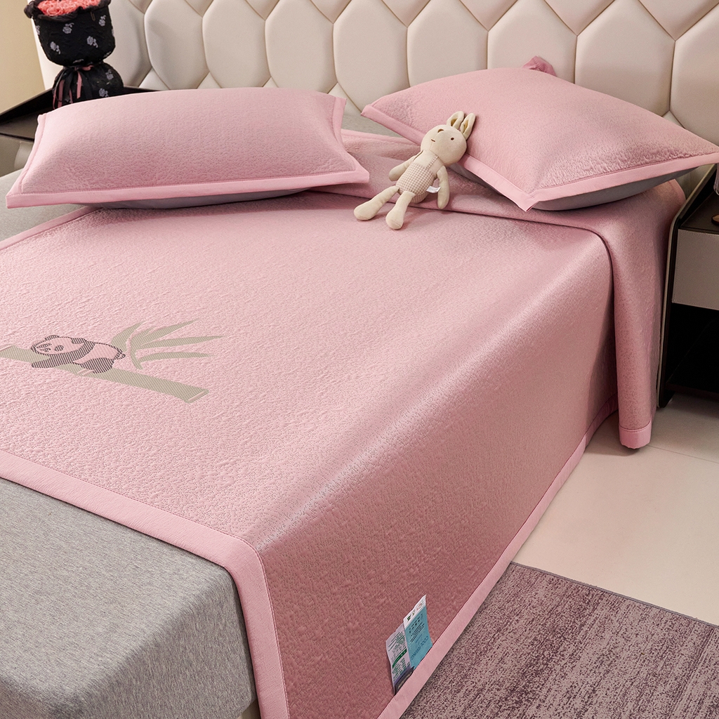 91家纺网 家纺一手货源 找家纺 梵克保罗 2026春夏新款A类3D凉感冰豆豆席刺绣席子凉席三件套-平铺款熊猫抱竹 平铺款-熊猫抱竹粉