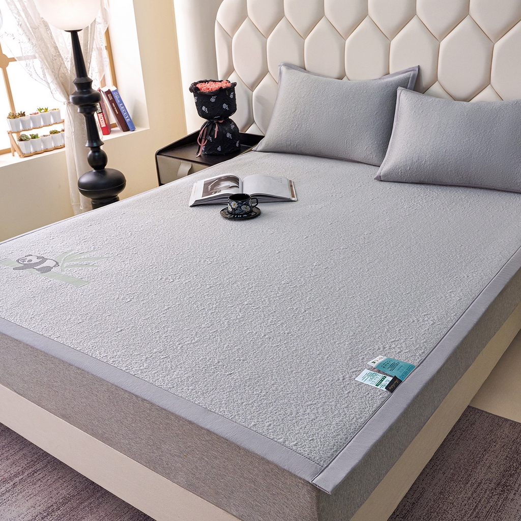 91家纺网 家纺一手货源 找家纺 梵克保罗 2026春夏新款A类3D凉感冰豆豆席刺绣席子凉席三件套-平铺款熊猫抱竹 平铺款-熊猫抱竹灰