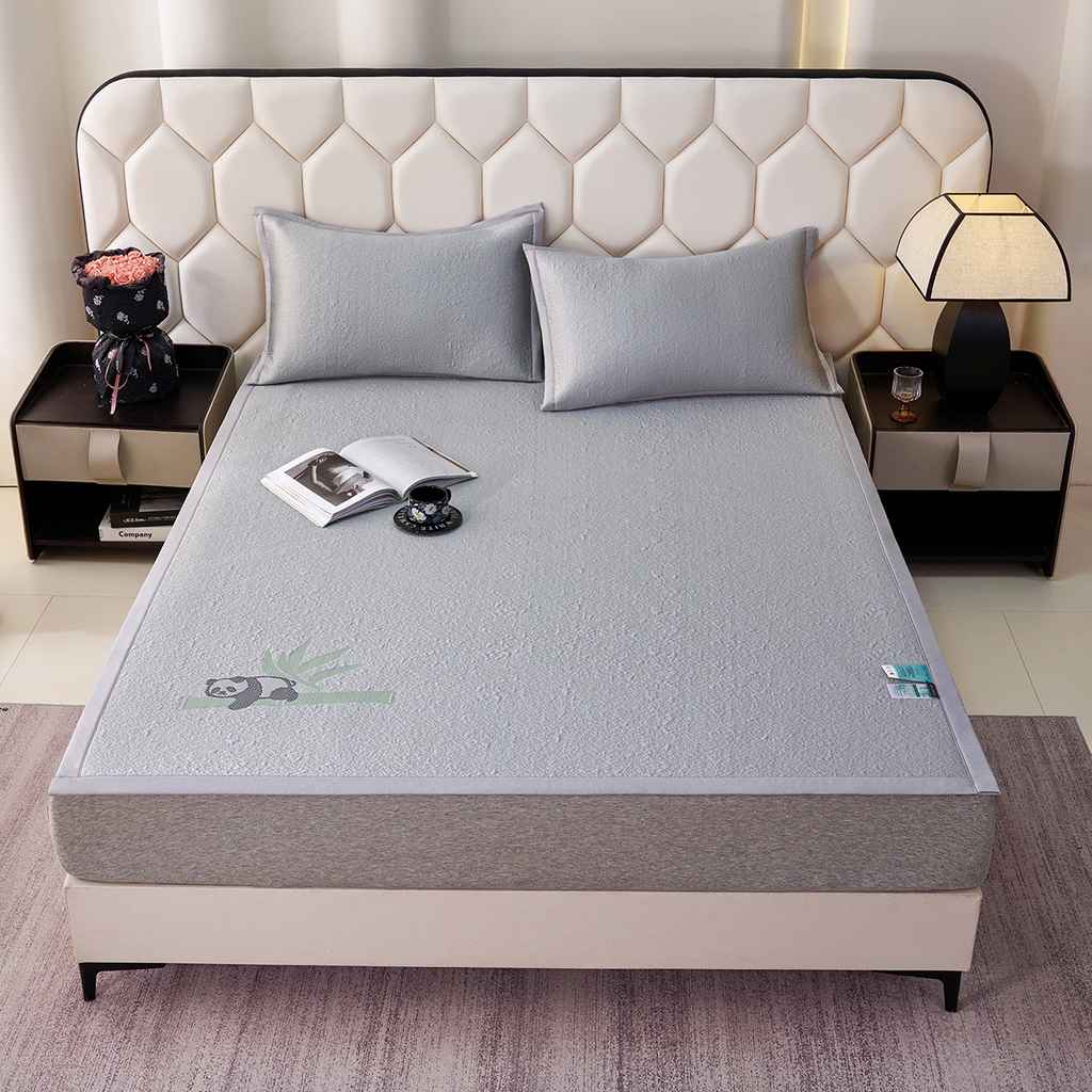 91家纺网 家纺一手货源 找家纺 梵克保罗 2026春夏新款A类3D凉感冰豆豆席刺绣席子凉席三件套-平铺款熊猫抱竹 平铺款-熊猫抱竹灰