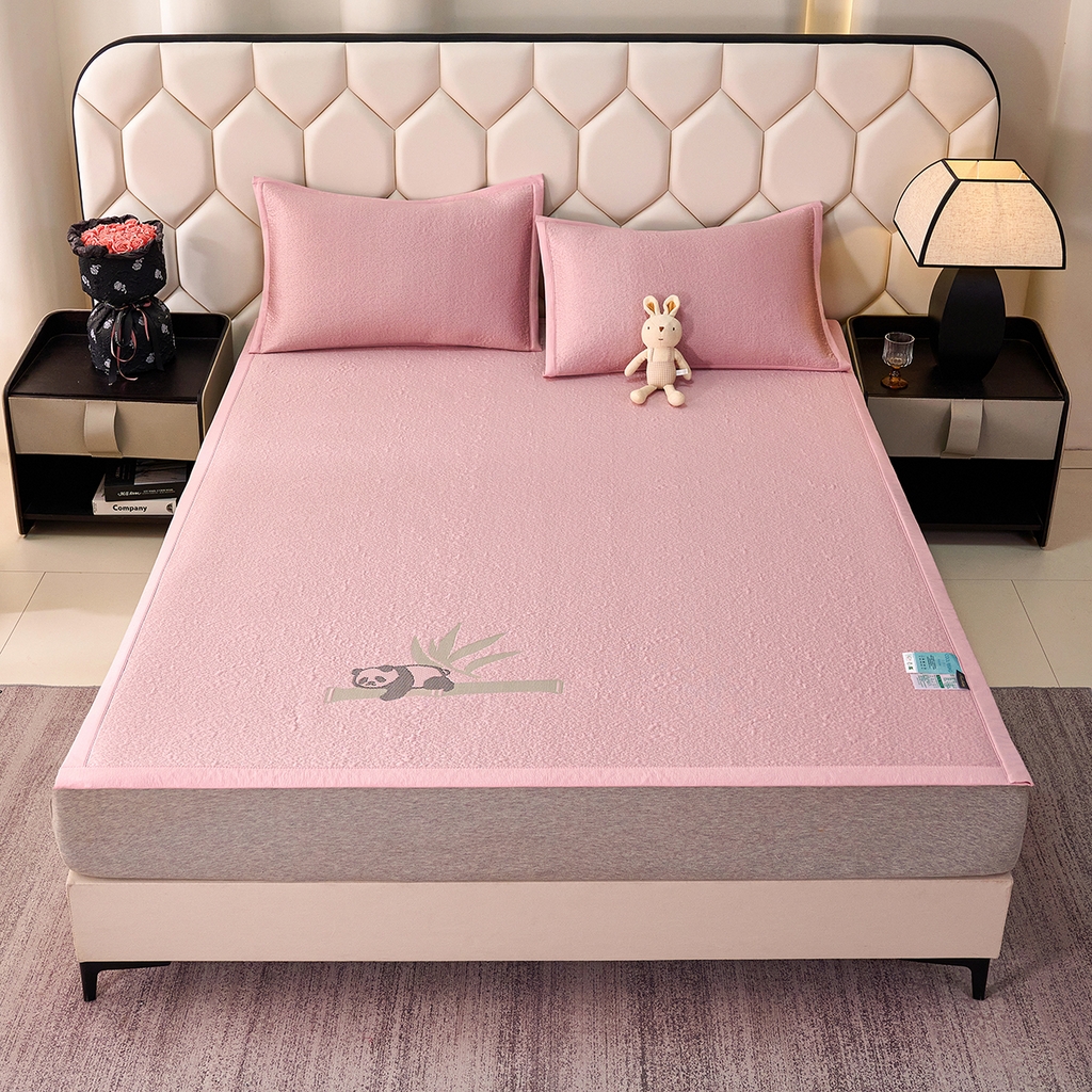 91家纺网 家纺一手货源 找家纺 梵克保罗 2026春夏新款A类3D凉感冰豆豆席刺绣席子凉席三件套-平铺款熊猫抱竹 平铺款-熊猫抱竹粉