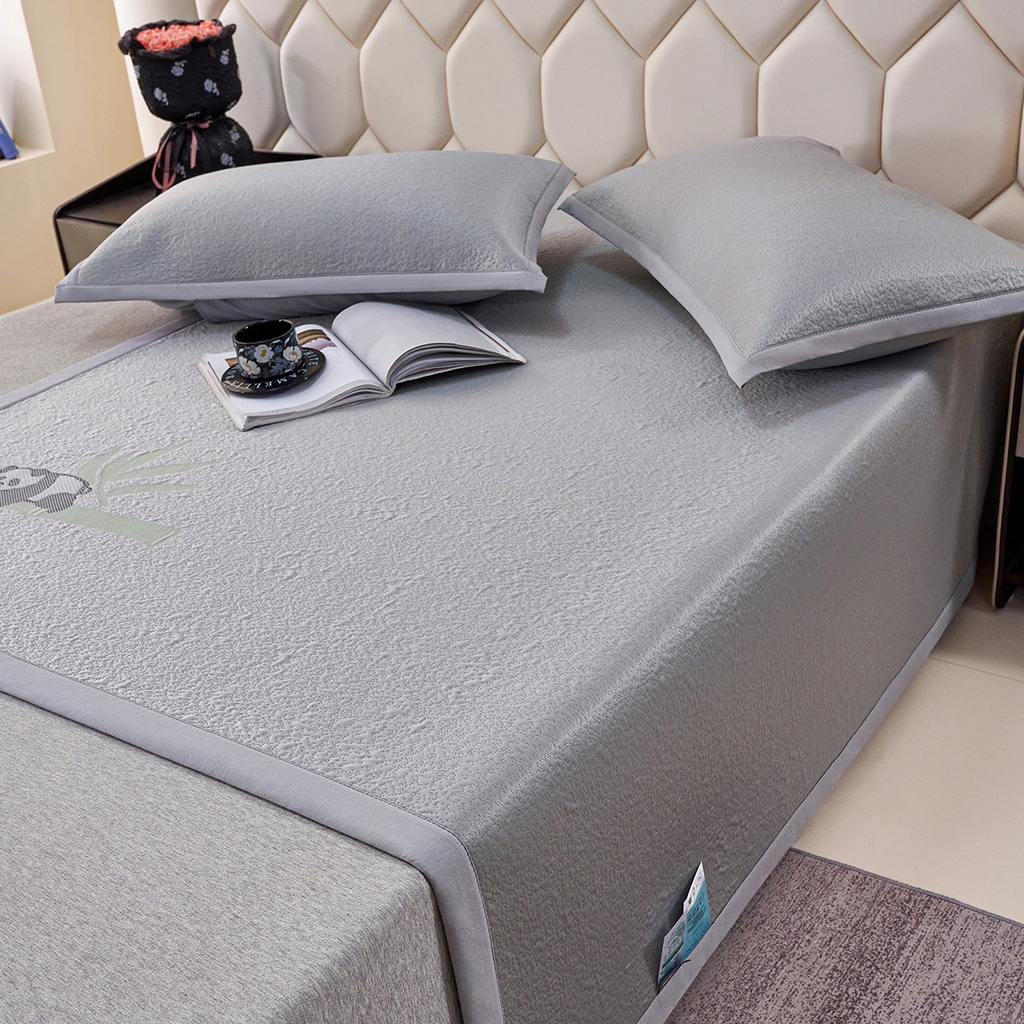 91家纺网 家纺一手货源 找家纺 梵克保罗 2026春夏新款A类3D凉感冰豆豆席刺绣席子凉席三件套-平铺款熊猫抱竹 平铺款-熊猫抱竹灰