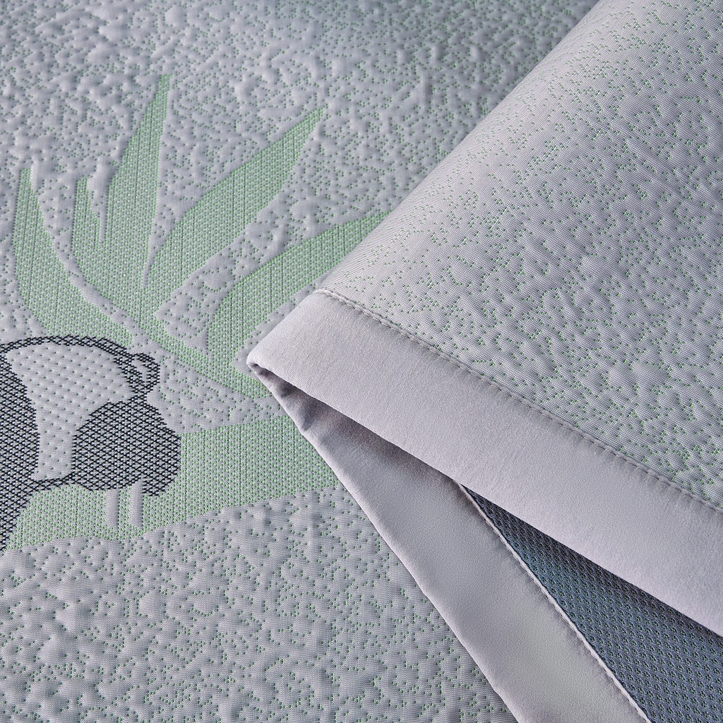 91家纺网 家纺一手货源 找家纺 梵克保罗 2026春夏新款A类3D凉感冰豆豆席刺绣席子凉席三件套-平铺款熊猫抱竹 平铺款-熊猫抱竹灰