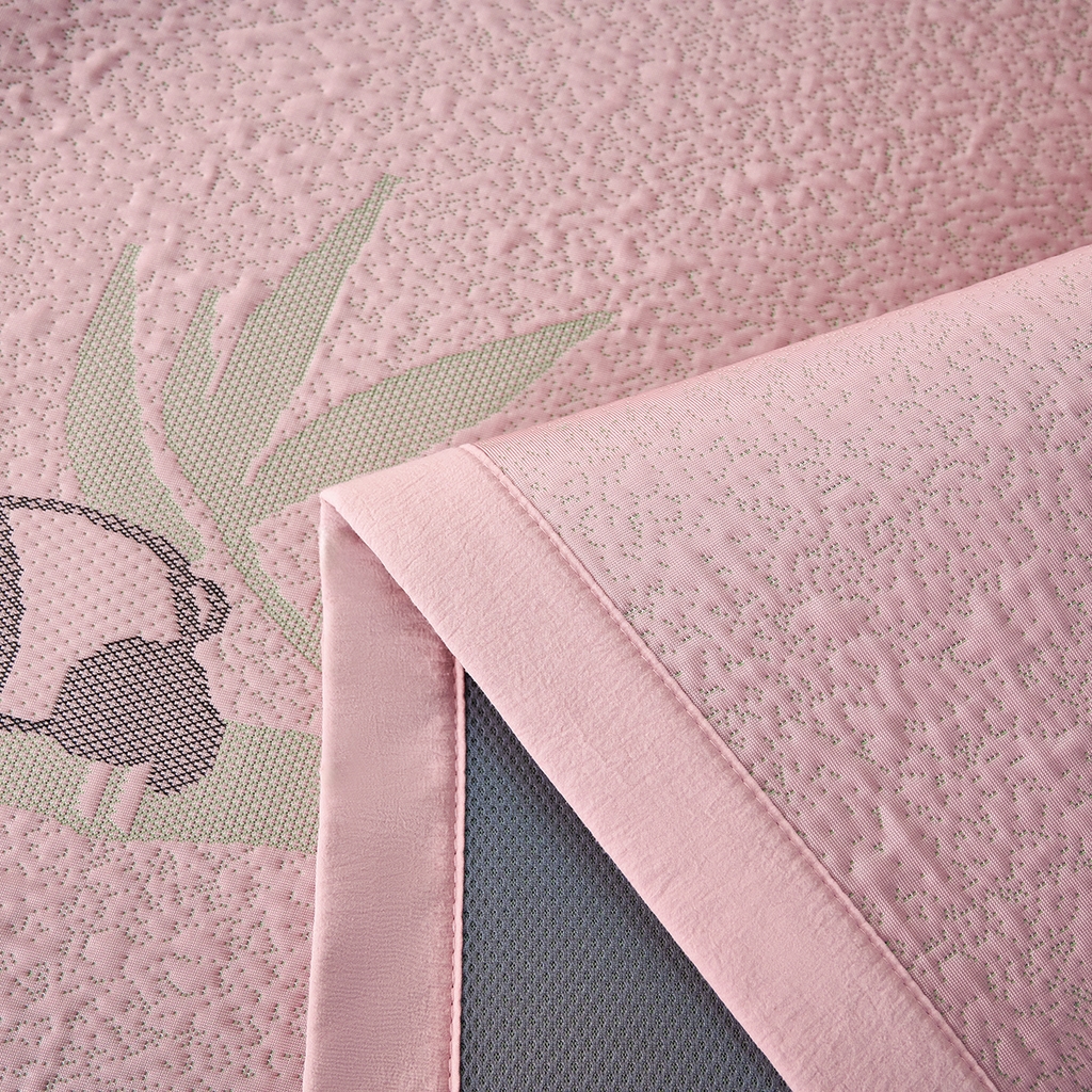 91家纺网 家纺一手货源 找家纺 梵克保罗 2026春夏新款A类3D凉感冰豆豆席刺绣席子凉席三件套-平铺款熊猫抱竹 平铺款-熊猫抱竹粉