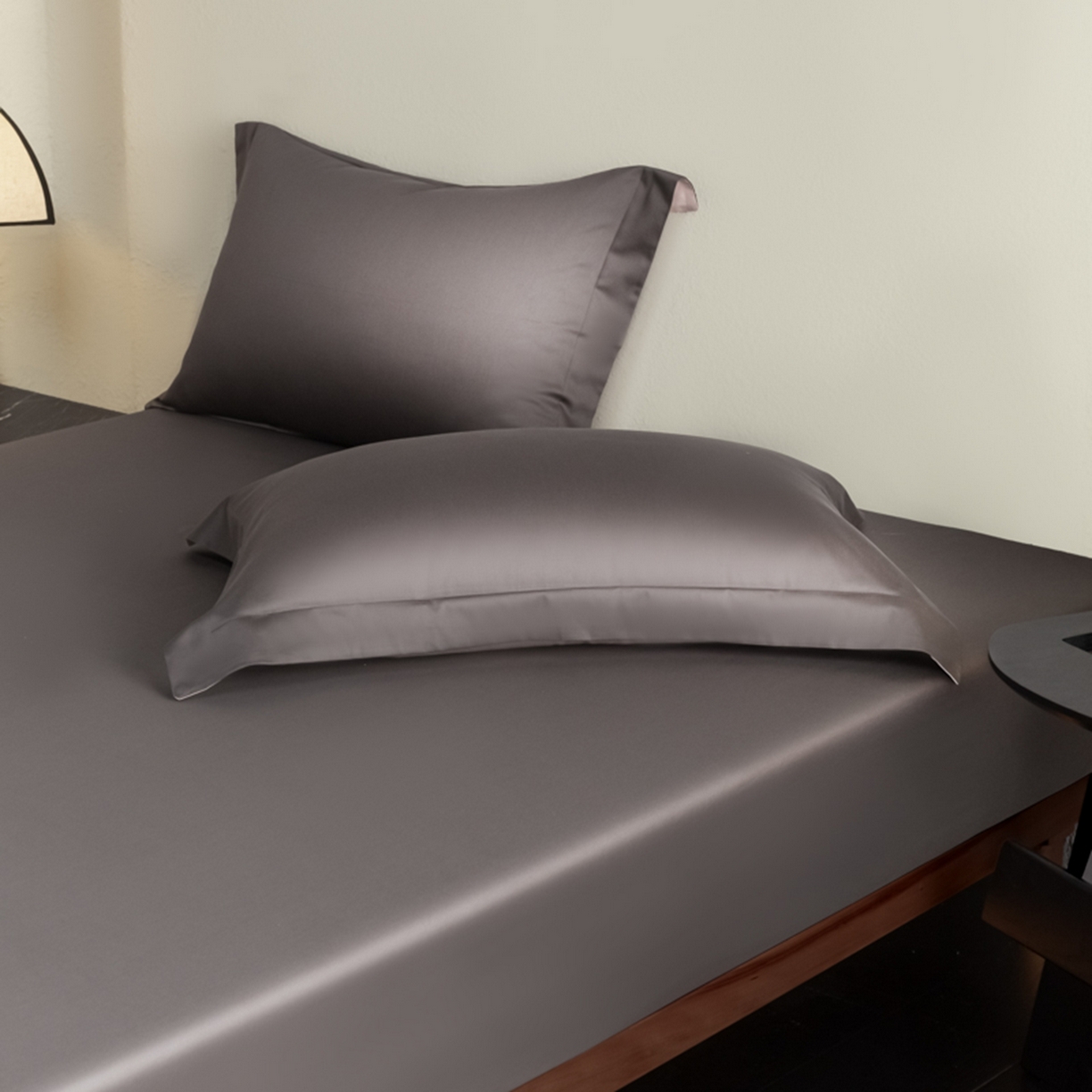 91家纺网 家纺一手货源 找家纺 秀色家纺 2026新款高端Pro+全棉纯棉床笠三件套纯棉床垫保护套简约纯色床套防尘罩单件 梦易-帝王灰