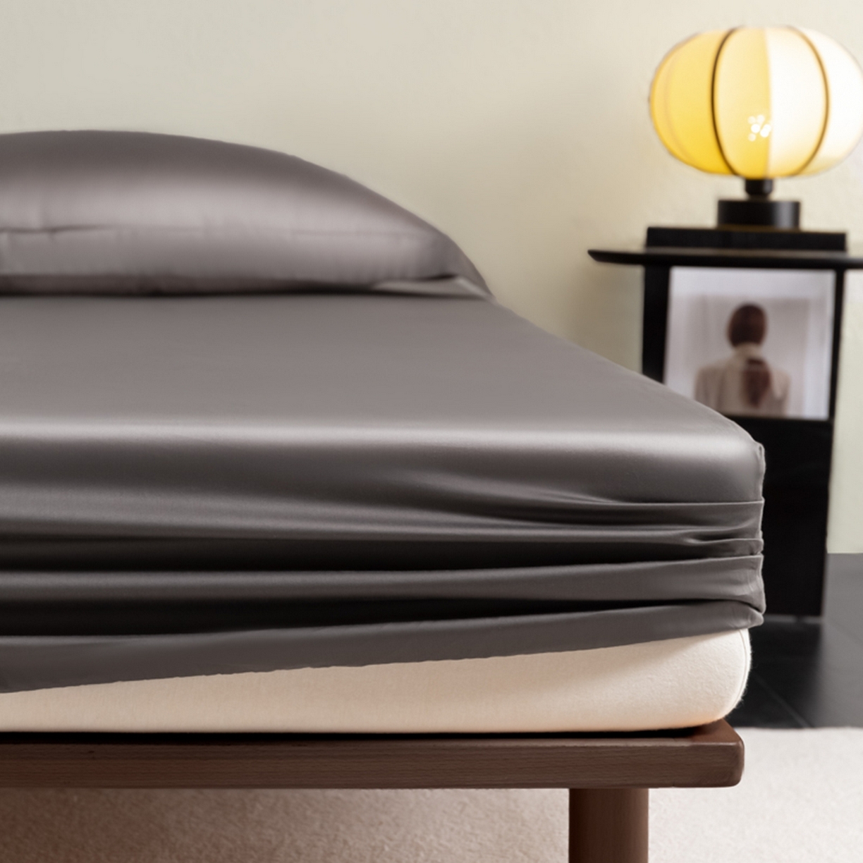 91家纺网 家纺一手货源 找家纺 秀色家纺 2026新款高端Pro+全棉纯棉床笠三件套纯棉床垫保护套简约纯色床套防尘罩单件 梦易-帝王灰