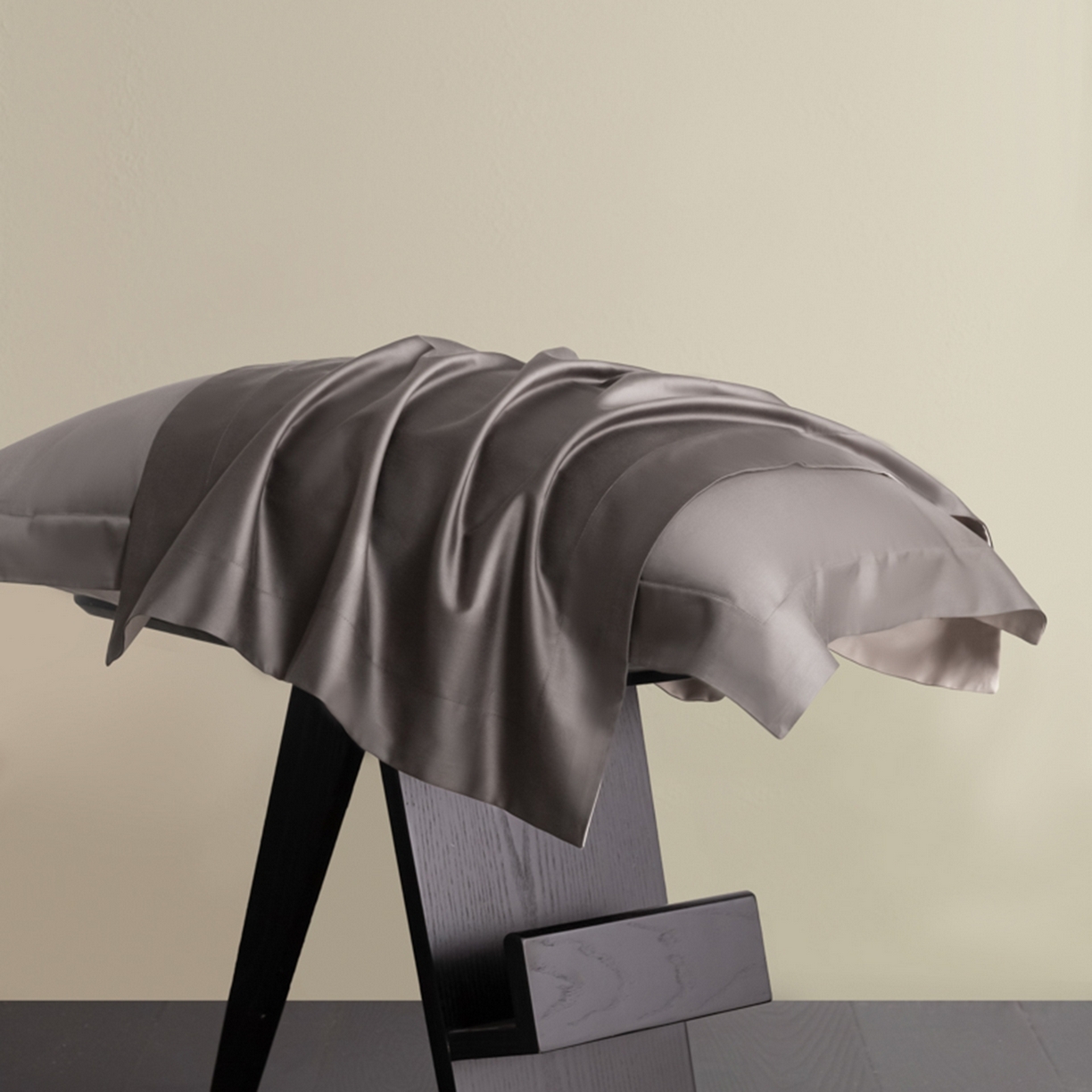 91家纺网 家纺一手货源 找家纺 秀色家纺 2026新款高端Pro+全棉纯棉床笠三件套纯棉床垫保护套简约纯色床套防尘罩单件 梦易-帝王灰