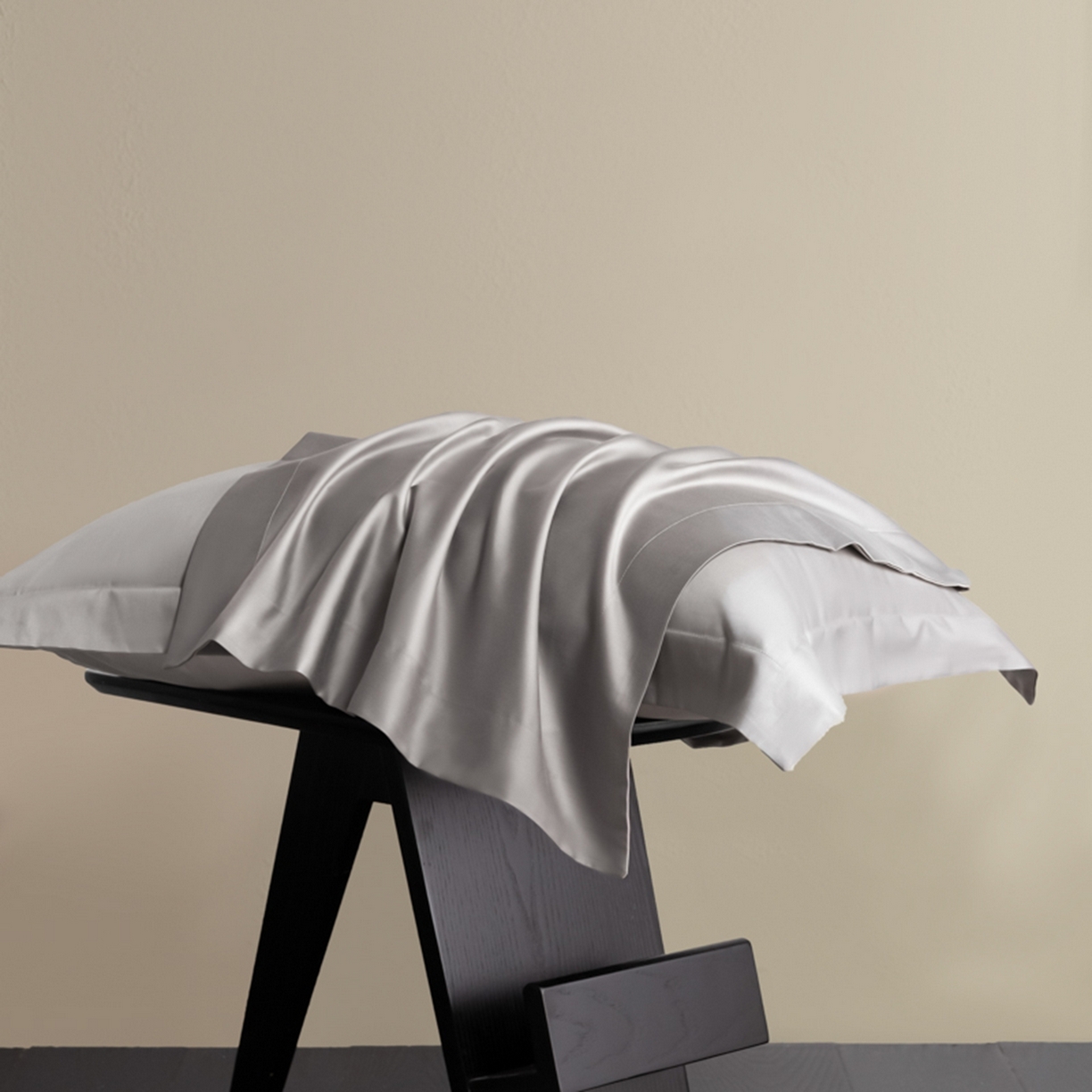 91家纺网 家纺一手货源 找家纺 秀色家纺 2026新款高端Pro+全棉纯棉床笠三件套纯棉床垫保护套简约纯色床套防尘罩单件 梦易-典雅灰