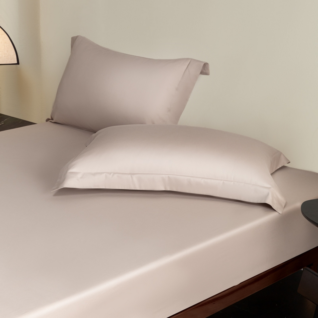 91家纺网 家纺一手货源 找家纺 秀色家纺 2026新款高端Pro+全棉纯棉床笠三件套纯棉床垫保护套简约纯色床套防尘罩单件 梦易-粉末白