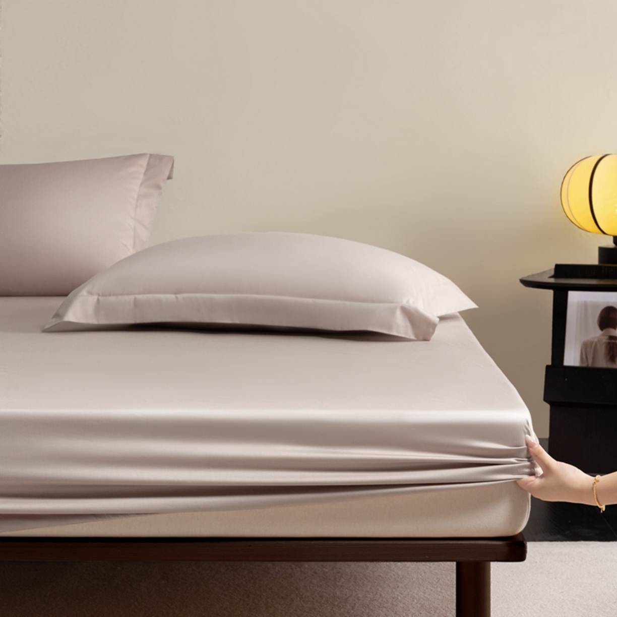91家纺网 家纺一手货源 找家纺 秀色家纺 2026新款高端Pro+全棉纯棉床笠三件套纯棉床垫保护套简约纯色床套防尘罩单件 梦易-粉末白