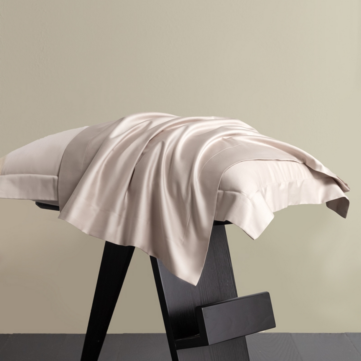 91家纺网 家纺一手货源 找家纺 秀色家纺 2026新款高端Pro+全棉纯棉床笠三件套纯棉床垫保护套简约纯色床套防尘罩单件 梦易-粉末白