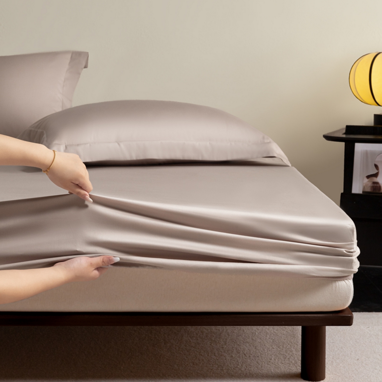 91家纺网 家纺一手货源 找家纺 秀色家纺 2026新款高端Pro+全棉纯棉床笠三件套纯棉床垫保护套简约纯色床套防尘罩单件 梦易-粉末白