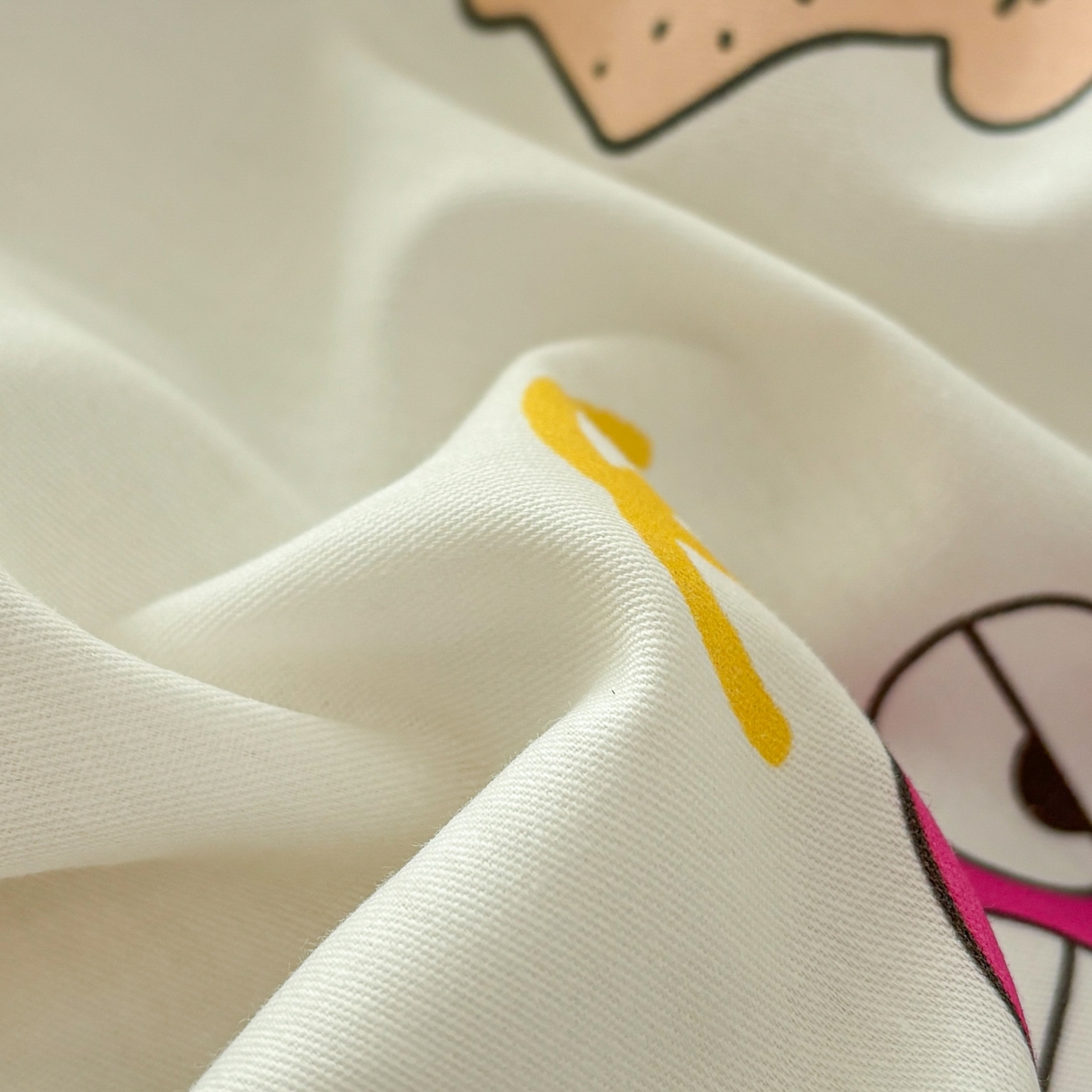 91家纺网 家纺一手货源 找家纺 孩子王家纺 2026新款卡通全棉纯棉正版授权小版蜡笔小新系列四件套-含防伪码 温馨小新