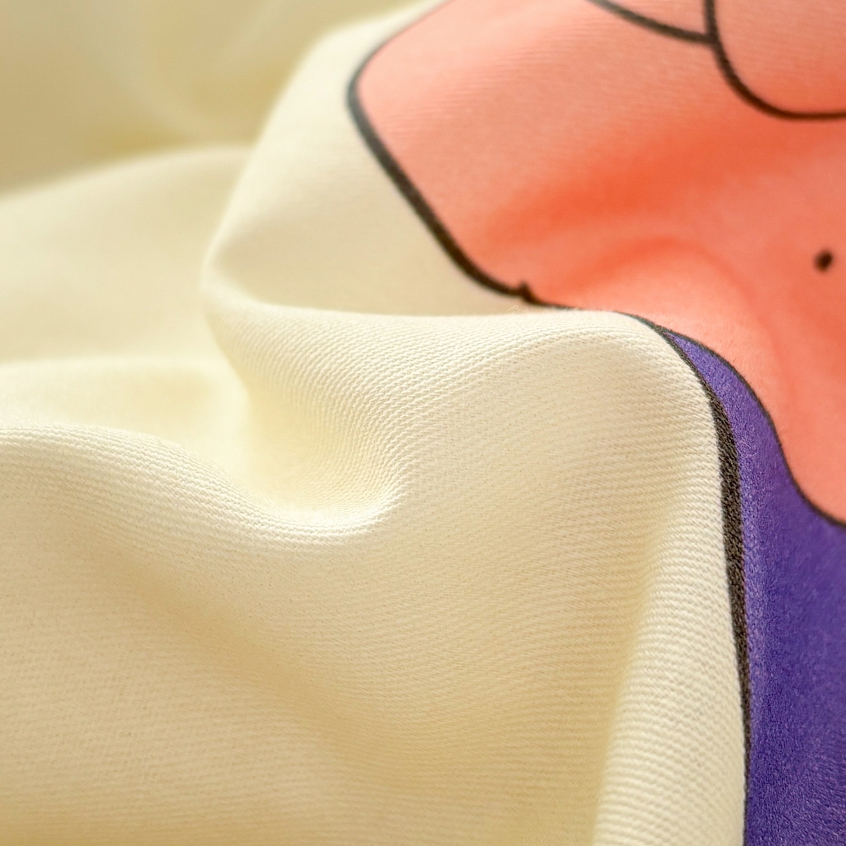 91家纺网 家纺一手货源 找家纺 孩子王家纺 2026新款卡通全棉纯棉正版授权小版蜡笔小新系列四件套-含防伪码 乐天派小新