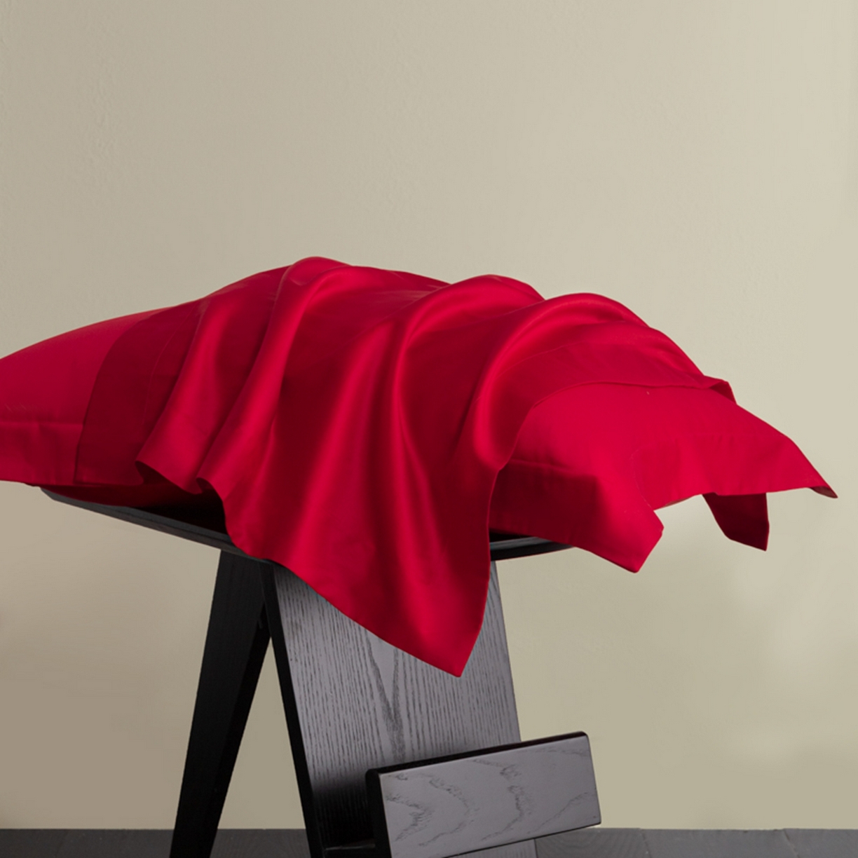 91家纺网 家纺一手货源 找家纺 秀色家纺 2026新款高端Pro+全棉纯棉床笠三件套纯棉床垫保护套简约纯色床套防尘罩单件 梦易-海棠红