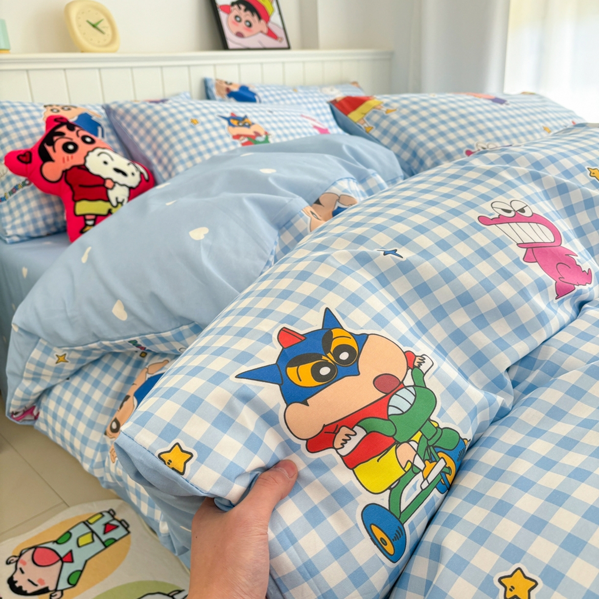 91家纺网 家纺一手货源 找家纺 孩子王家纺 2026新款卡通全棉纯棉正版授权小版蜡笔小新系列四件套-含防伪码 蓝格小新乐园