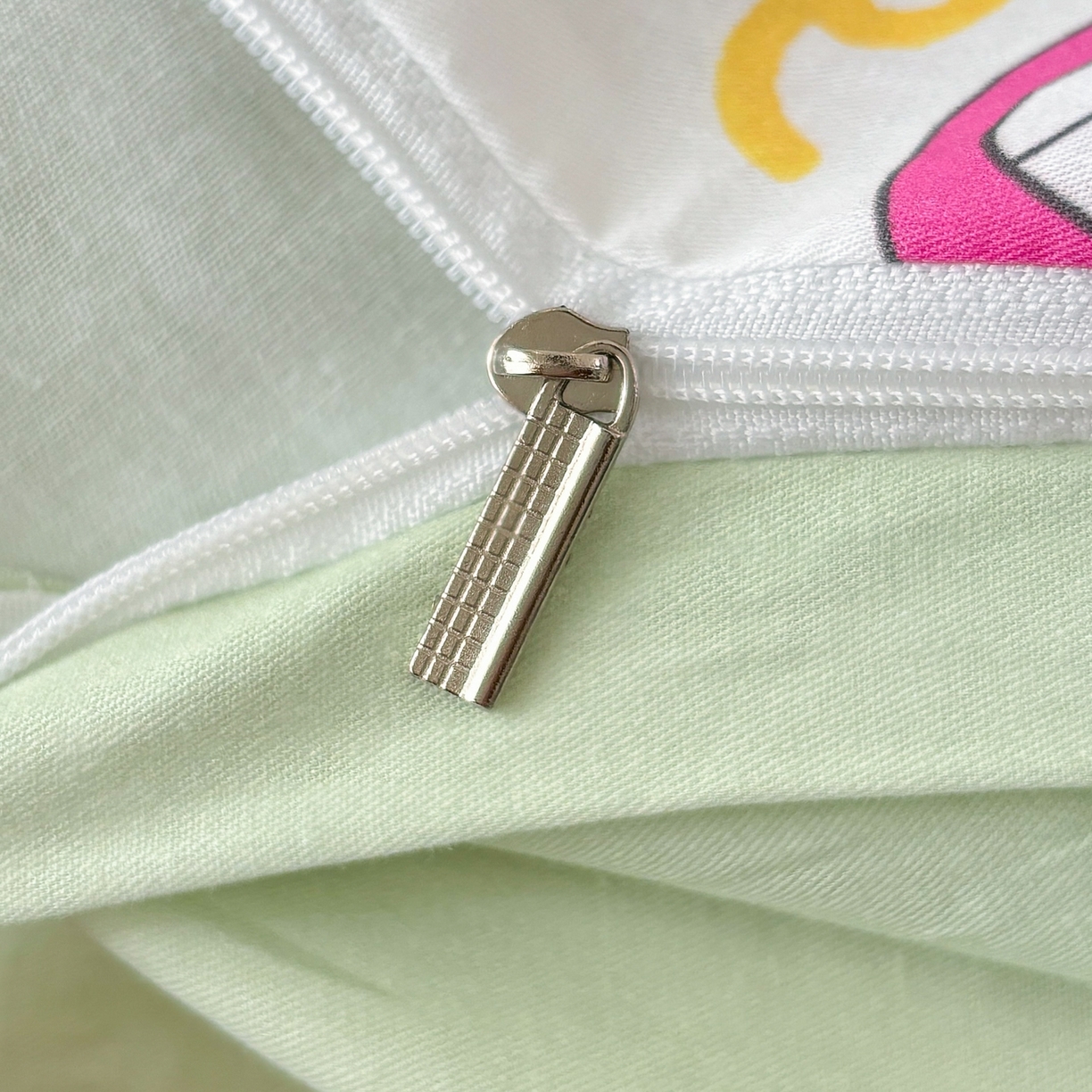 91家纺网 家纺一手货源 找家纺 孩子王家纺 2026新款卡通全棉纯棉正版授权小版蜡笔小新系列四件套-含防伪码 温馨小新