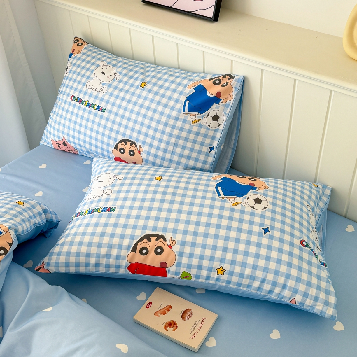 91家纺网 家纺一手货源 找家纺 孩子王家纺 2026新款卡通全棉纯棉正版授权小版蜡笔小新系列四件套-含防伪码 蓝格小新乐园