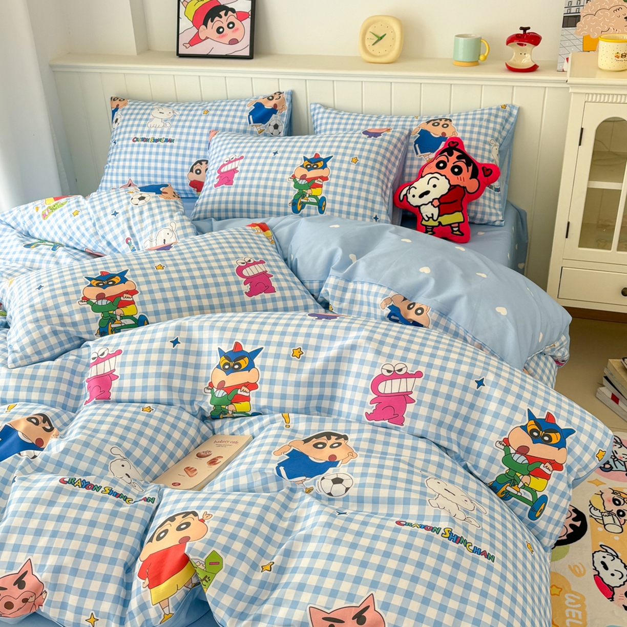 91家纺网 家纺一手货源 找家纺 孩子王家纺 2026新款卡通全棉纯棉正版授权小版蜡笔小新系列四件套-含防伪码 蓝格小新乐园