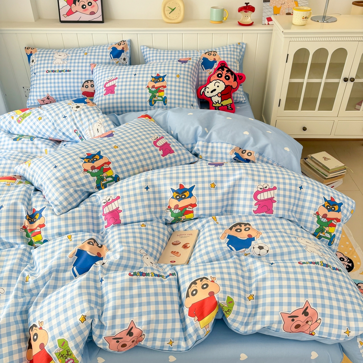 孩子王家纺 2026新款卡通全棉纯棉正版授权小版蜡笔小新系列四件套-含防伪码 蓝格小新乐园