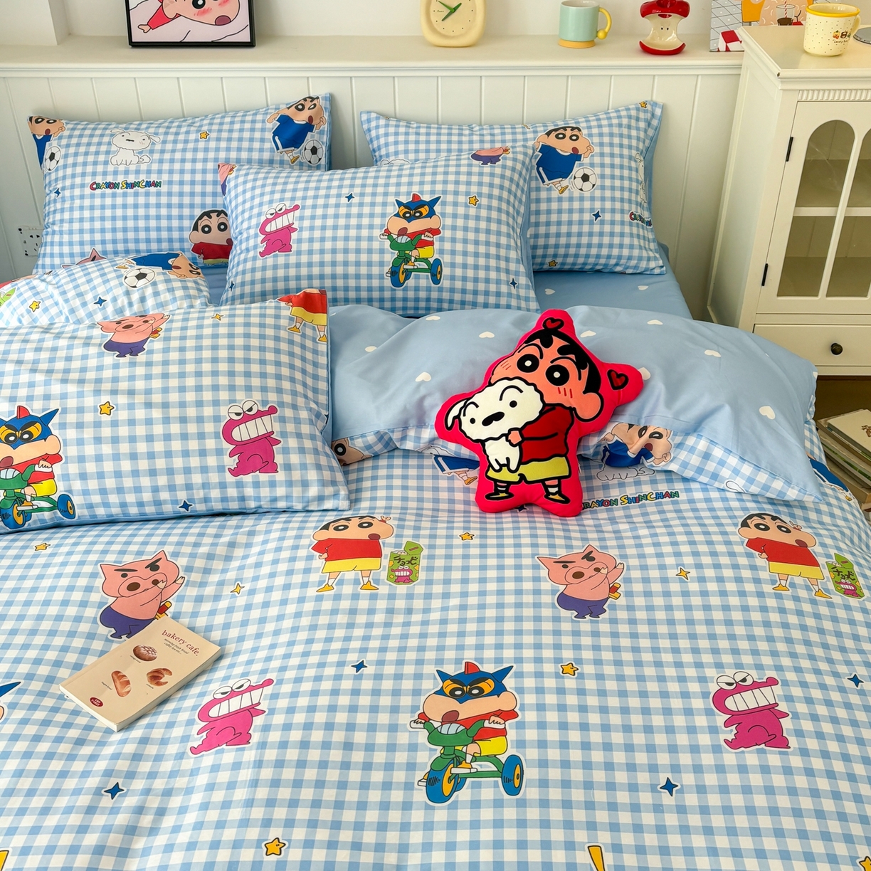 91家纺网 家纺一手货源 找家纺 孩子王家纺 2026新款卡通全棉纯棉正版授权小版蜡笔小新系列四件套-含防伪码 蓝格小新乐园