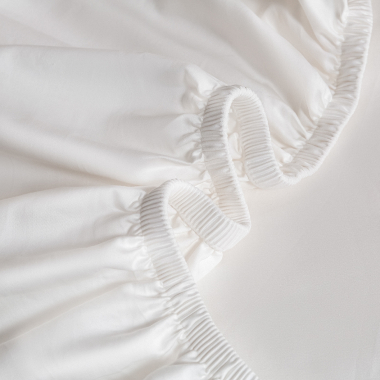 91家纺网 家纺一手货源 找家纺 秀色家纺 2026新款高端Pro+全棉纯棉床笠三件套纯棉床垫保护套简约纯色床套防尘罩单件 梦易-皓月白