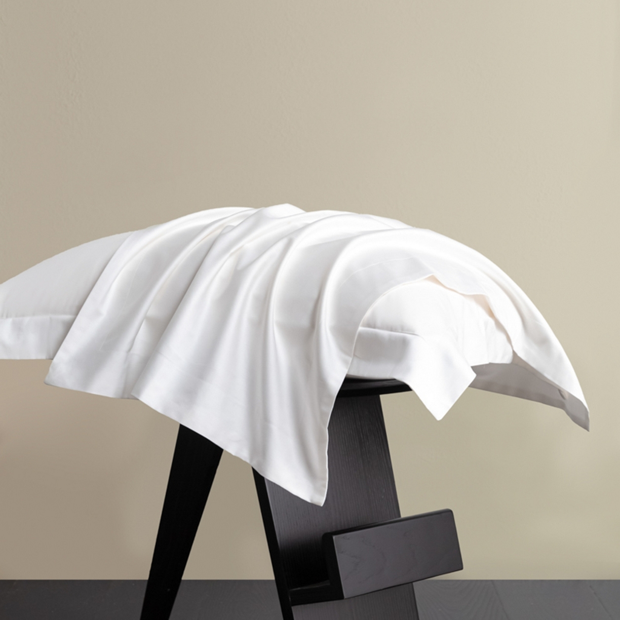 91家纺网 家纺一手货源 找家纺 秀色家纺 2026新款高端Pro+全棉纯棉床笠三件套纯棉床垫保护套简约纯色床套防尘罩单件 梦易-皓月白