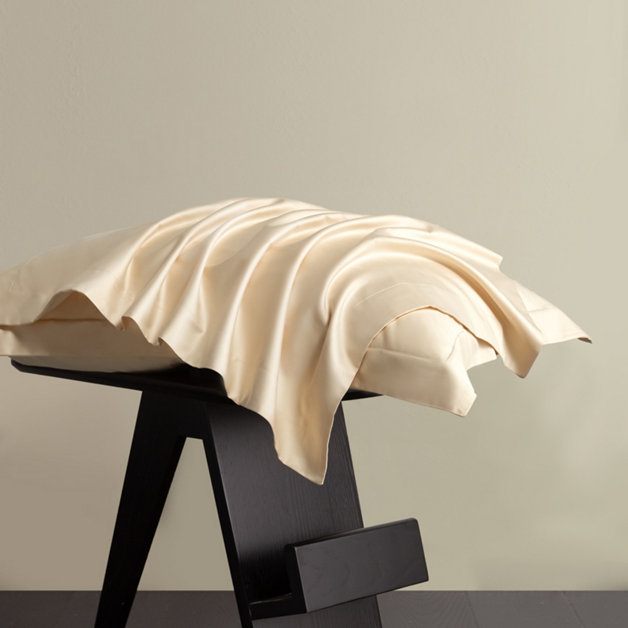 91家纺网 家纺一手货源 找家纺 秀色家纺 2026新款高端Pro+全棉纯棉床笠三件套纯棉床垫保护套简约纯色床套防尘罩单件 梦易-奶昔白