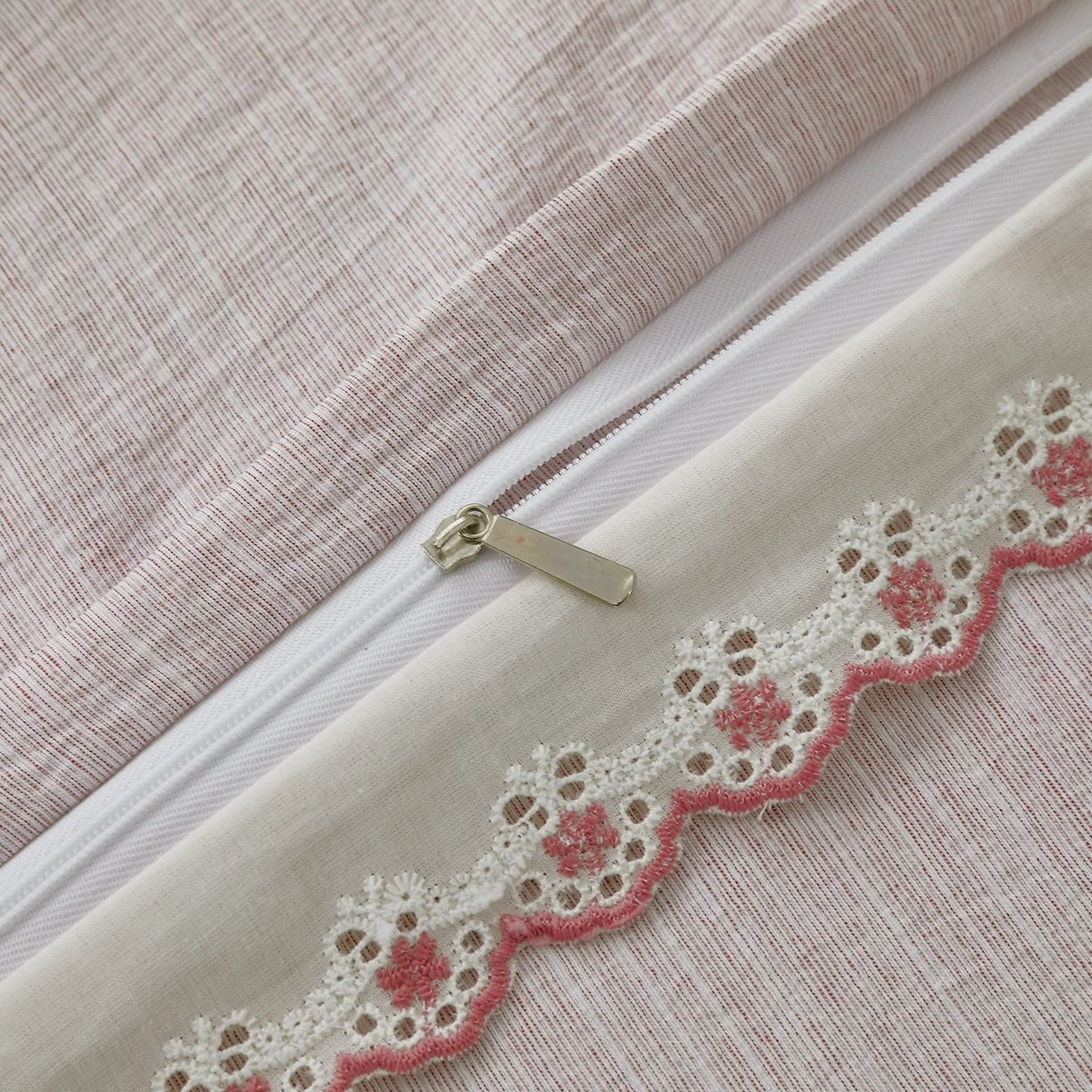 91家纺网 家纺一手货源 找家纺 恋之语 2026新款全棉花边色织水洗棉花边四件套 粉雾小花