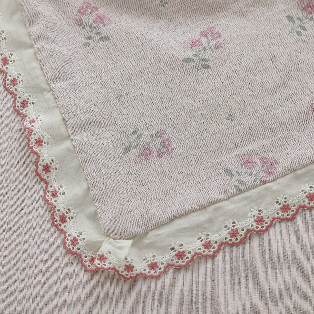 91家纺网 家纺一手货源 找家纺 恋之语 2026新款全棉花边色织水洗棉花边四件套 粉雾小花