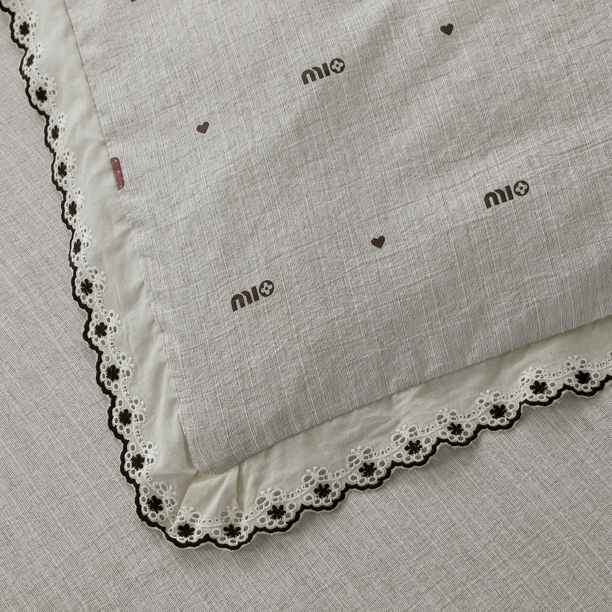 91家纺网 家纺一手货源 找家纺 恋之语 2026新款全棉花边色织水洗棉花边四件套 粉心领结