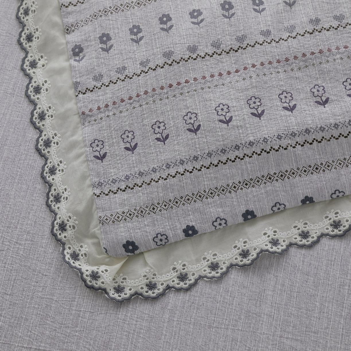 91家纺网 家纺一手货源 找家纺 恋之语 2026新款全棉花边色织水洗棉花边四件套 灰调条纹