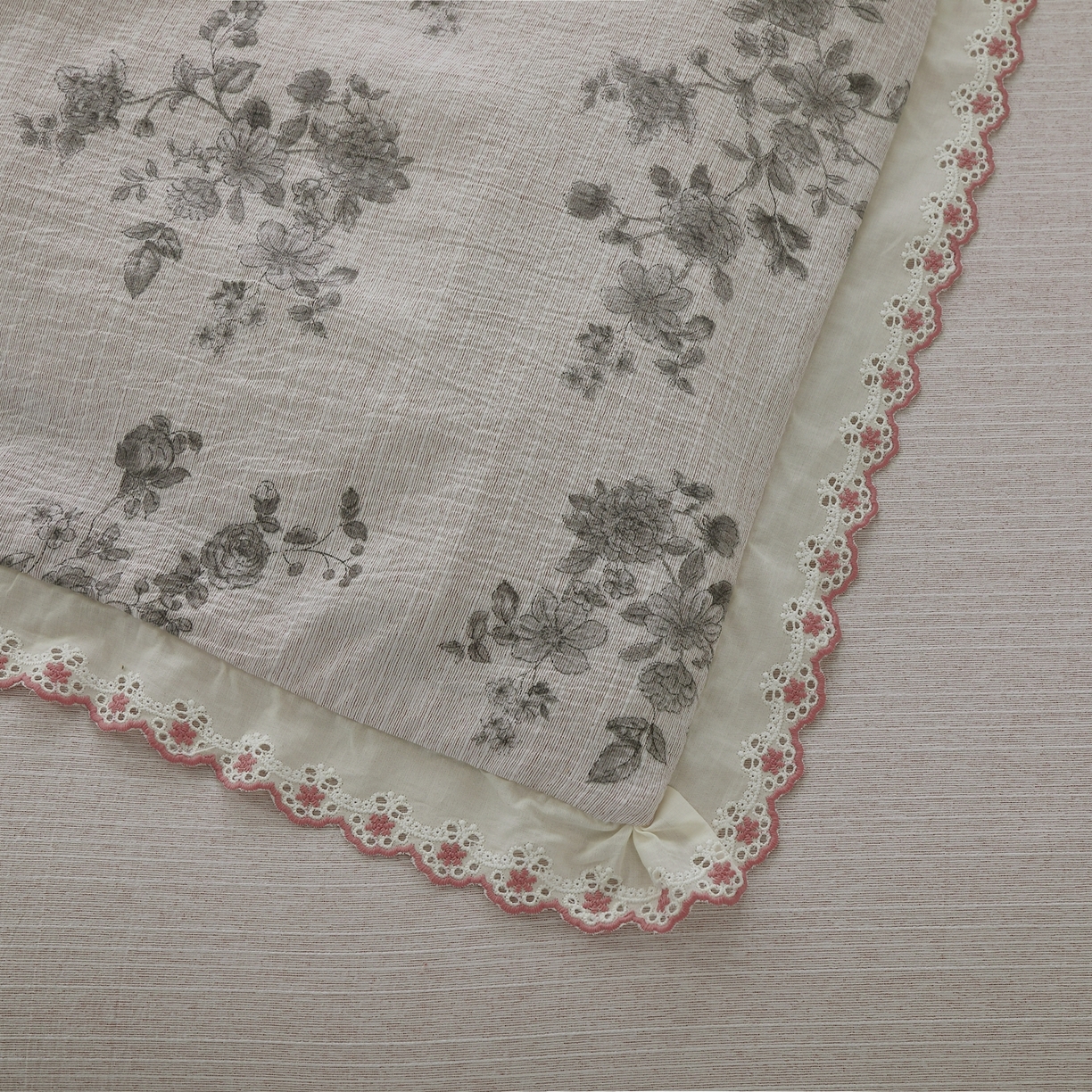 91家纺网 家纺一手货源 找家纺 恋之语 2026新款全棉花边色织水洗棉花边四件套 灰枝漫舞