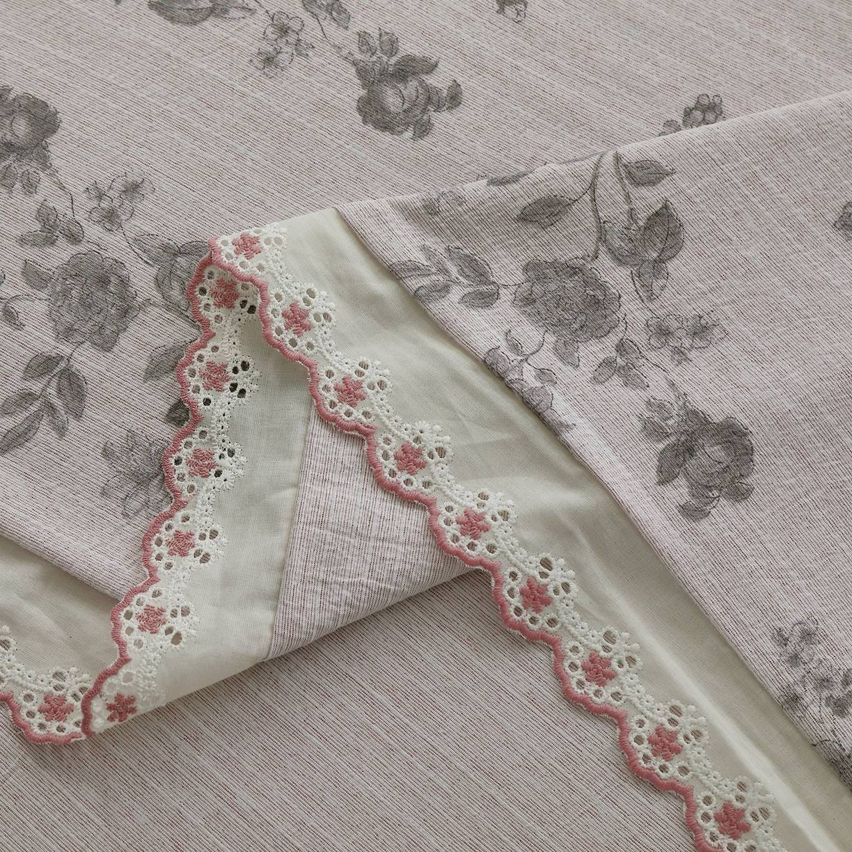 91家纺网 家纺一手货源 找家纺 恋之语 2026新款全棉花边色织水洗棉花边四件套 灰枝漫舞