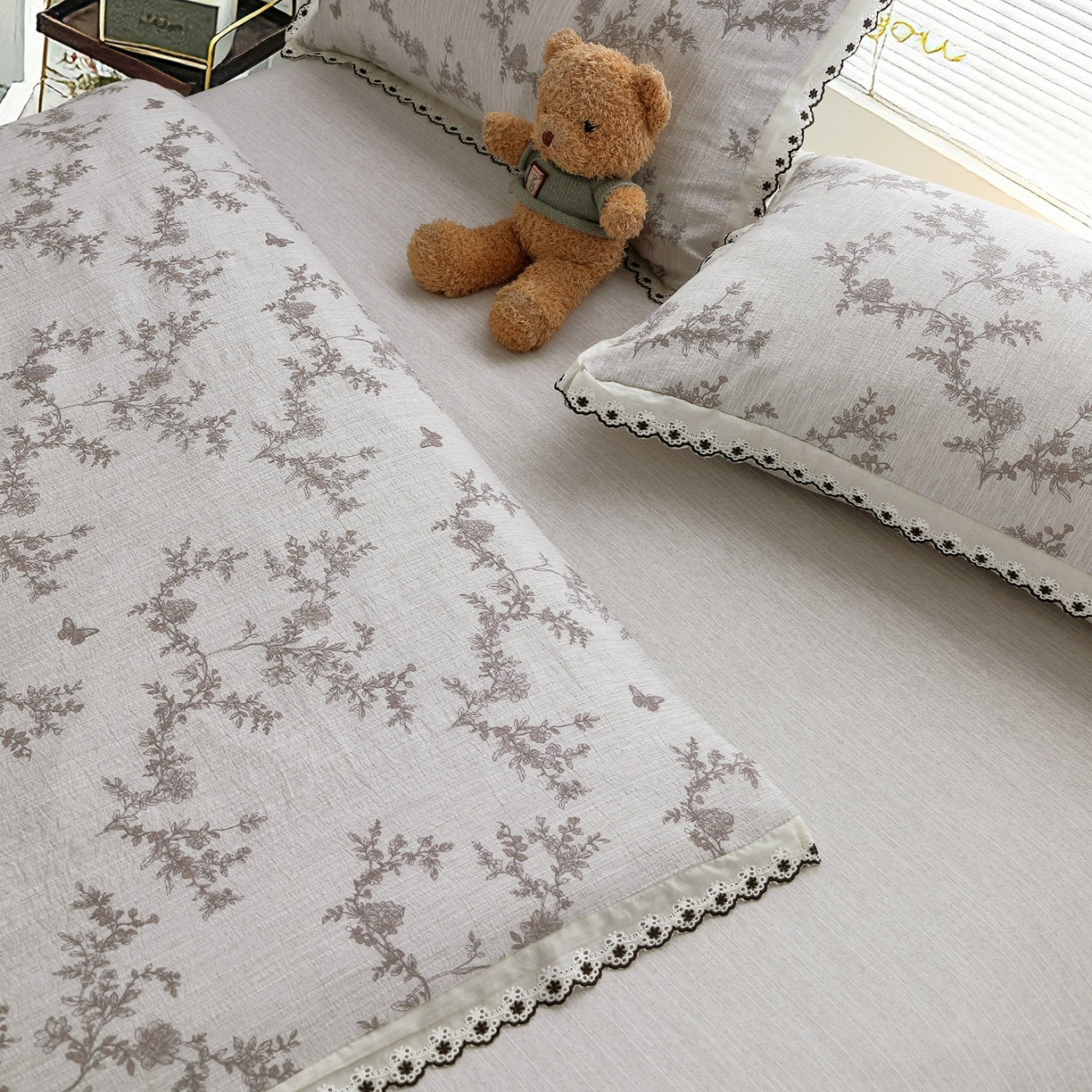 91家纺网 家纺一手货源 找家纺 恋之语 2026新款全棉花边色织水洗棉花边四件套 灰枝疏影