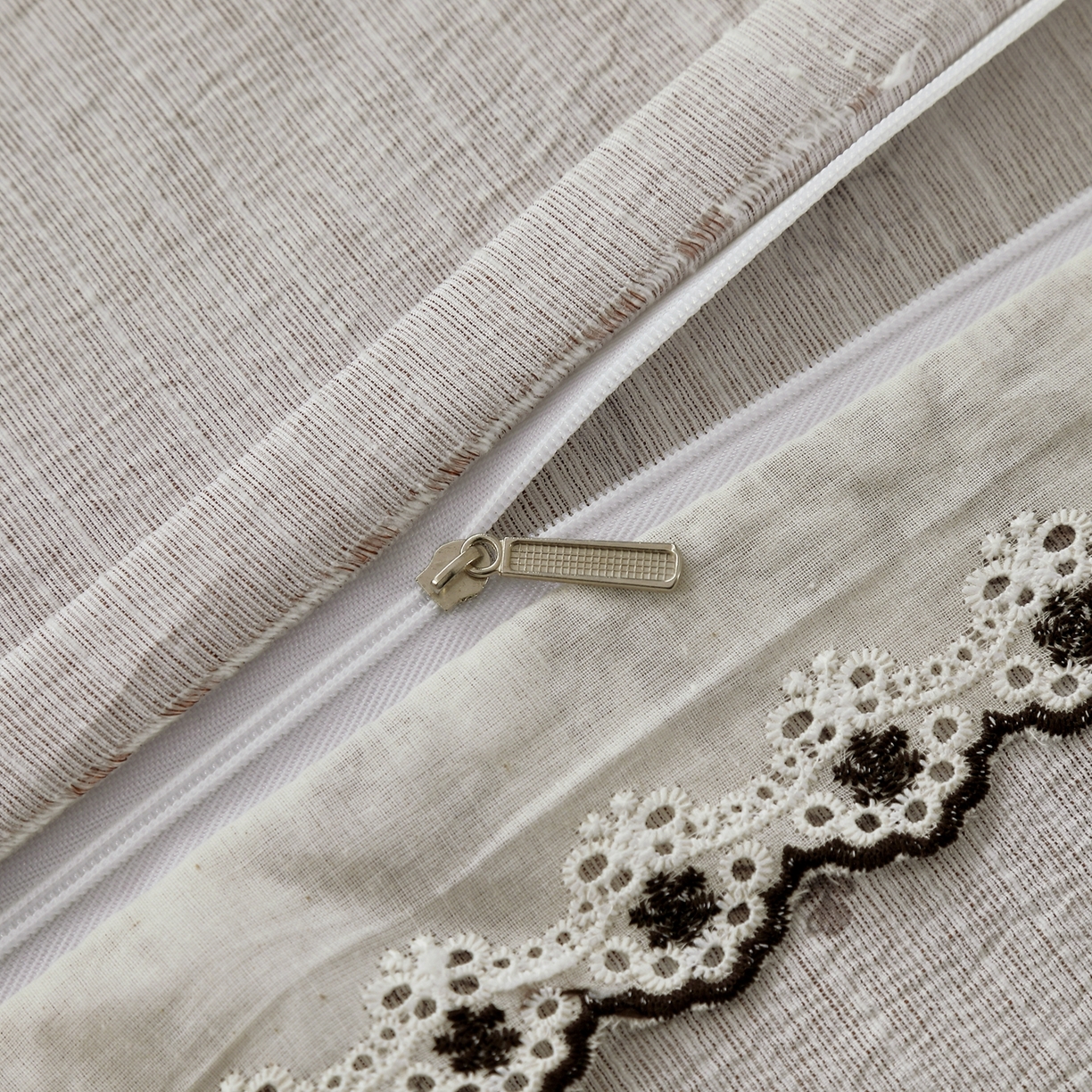 91家纺网 家纺一手货源 找家纺 恋之语 2026新款全棉花边色织水洗棉花边四件套 灰枝疏影