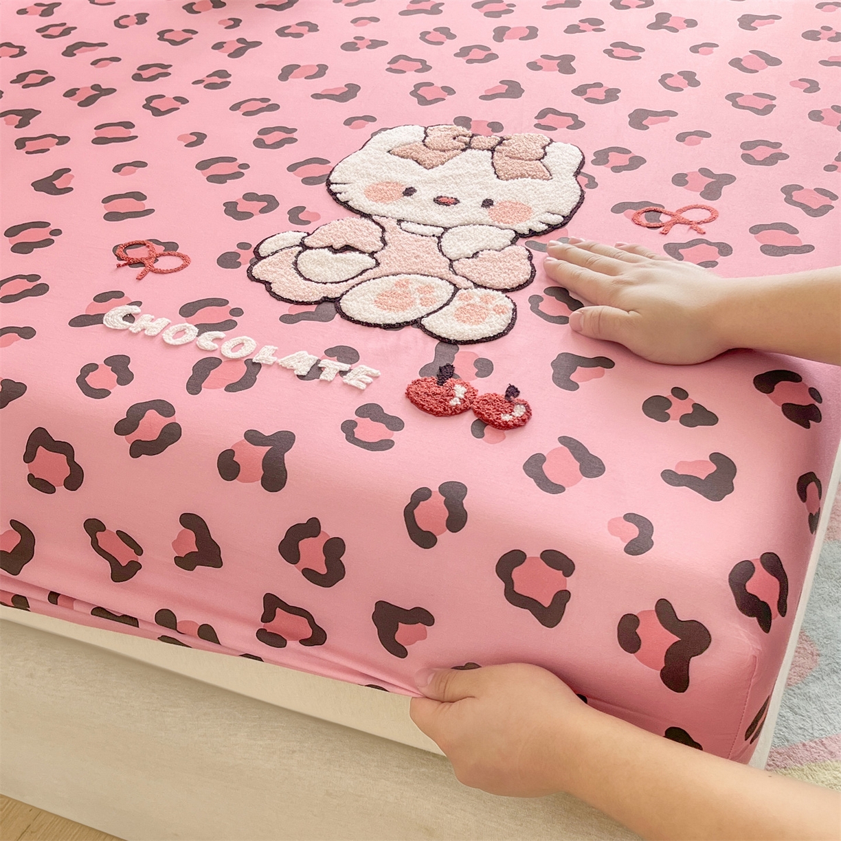 91家纺网 家纺一手货源 找家纺 笙意家纺 2026新款50S全棉纯棉毛巾绣单品床笠床笠单件 粉豹纹喵