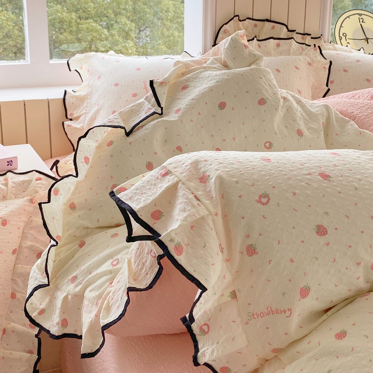 91家纺网 家纺一手货源 找家纺 爱橙家纺（原艾橙家纺） 2026春夏新款韩式花边110g超柔泡芙纱四件套 美莓果