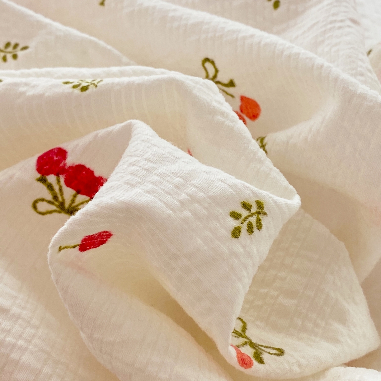 91家纺网 家纺一手货源 找家纺 爱橙家纺（原艾橙家纺） 2026春夏新款韩式花边110g超柔泡芙纱四件套 樱红絮语