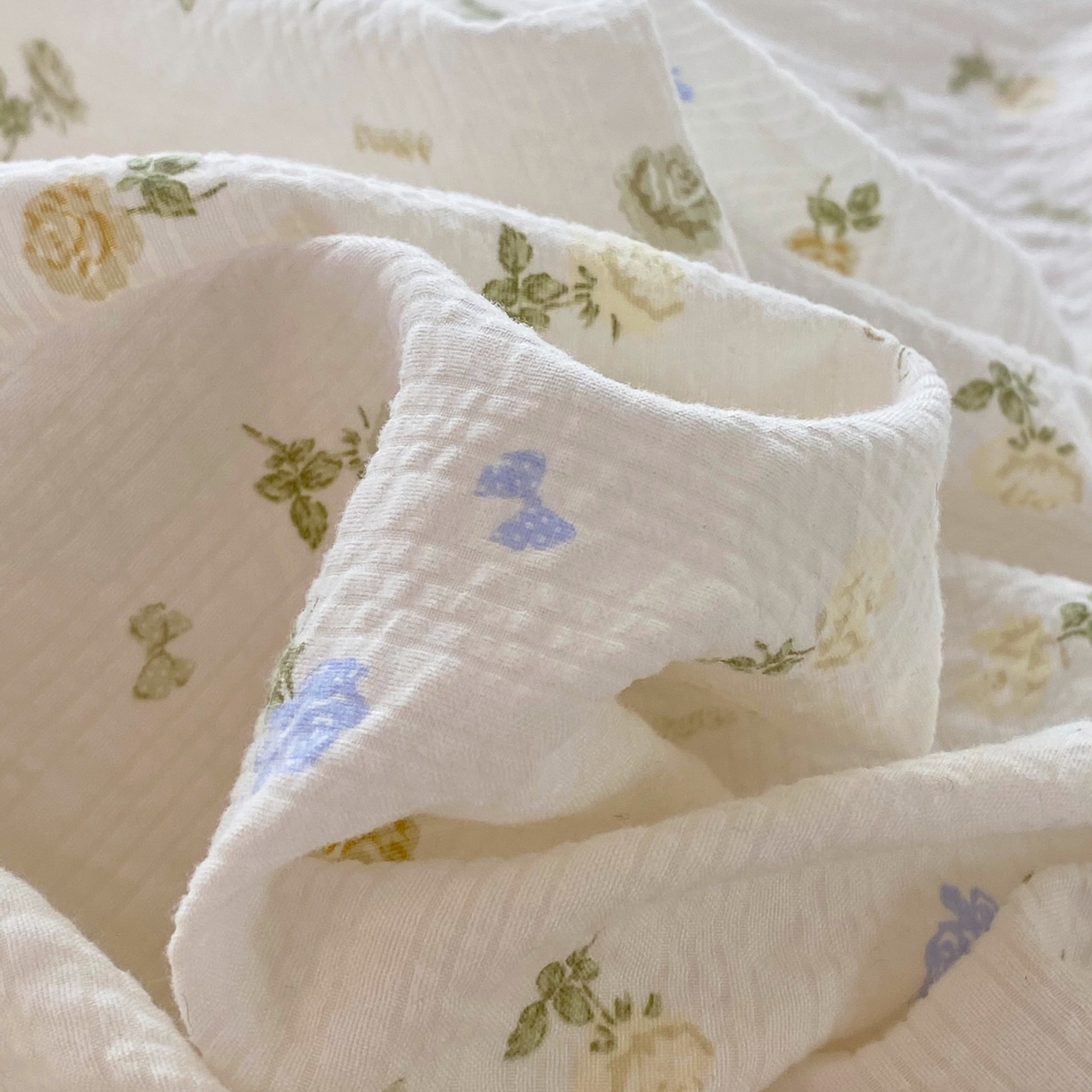 91家纺网 家纺一手货源 找家纺 爱橙家纺（原艾橙家纺） 2026春夏新款韩式花边110g超柔泡芙纱四件套 素锦织花