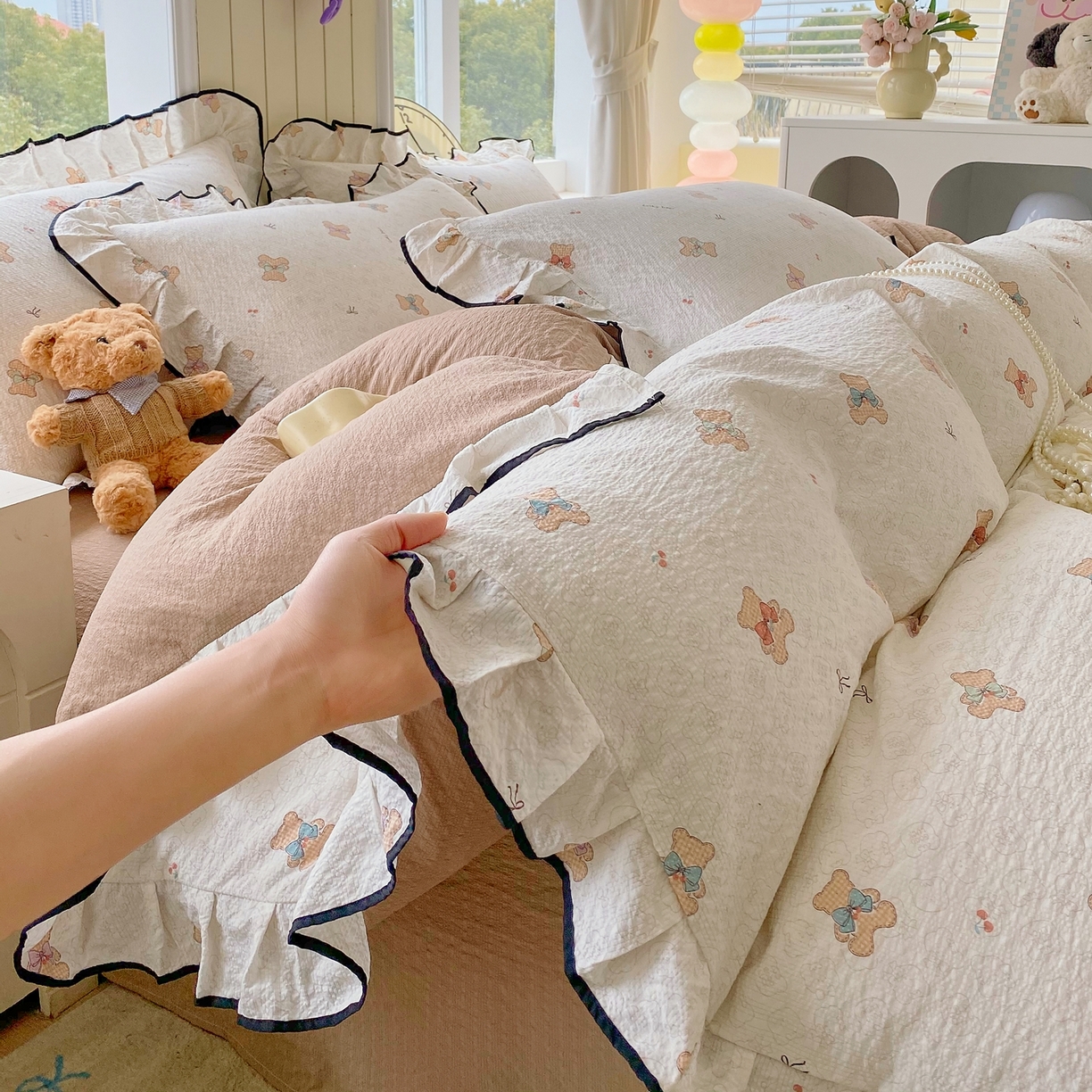 91家纺网 家纺一手货源 找家纺 爱橙家纺（原艾橙家纺） 2026春夏新款韩式花边110g超柔泡芙纱四件套 云朵熊