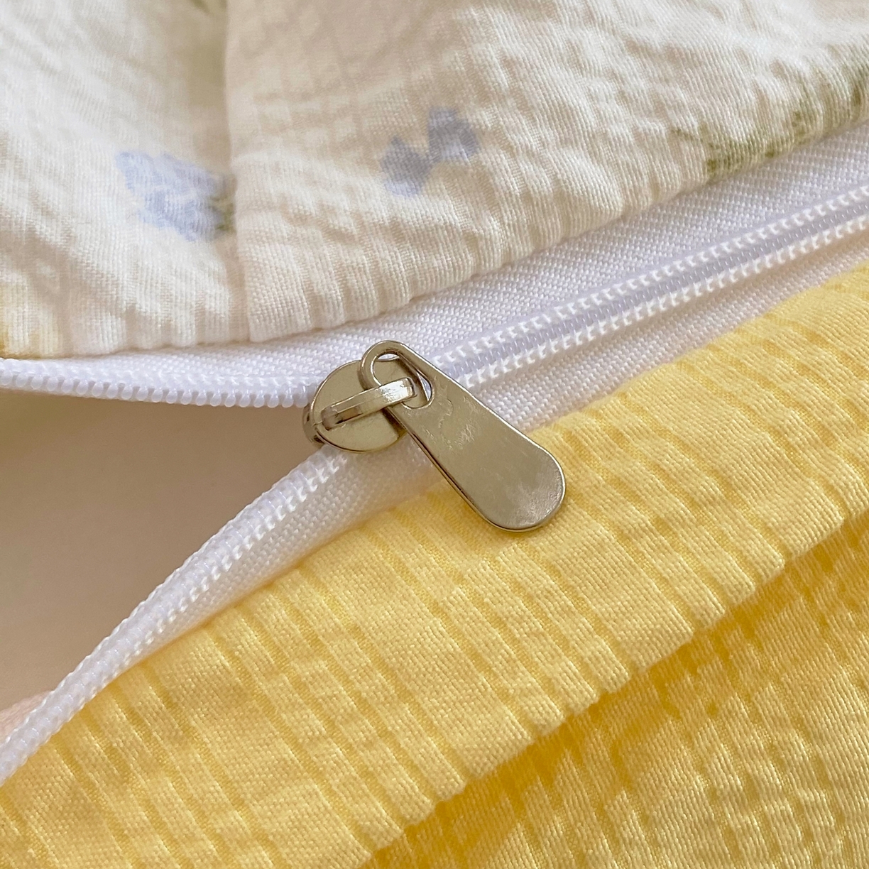 91家纺网 家纺一手货源 找家纺 爱橙家纺（原艾橙家纺） 2026春夏新款韩式花边110g超柔泡芙纱四件套 素锦织花