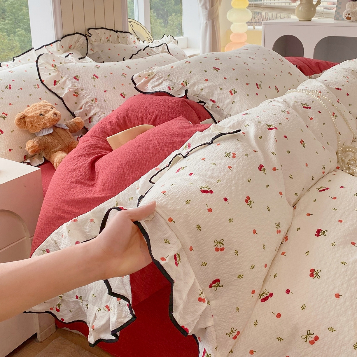 91家纺网 家纺一手货源 找家纺 爱橙家纺（原艾橙家纺） 2026春夏新款韩式花边110g超柔泡芙纱四件套 樱红絮语