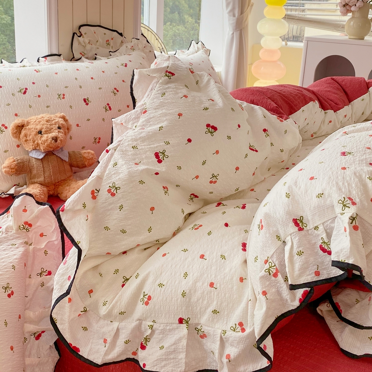 91家纺网 家纺一手货源 找家纺 爱橙家纺（原艾橙家纺） 2026春夏新款韩式花边110g超柔泡芙纱四件套 樱红絮语