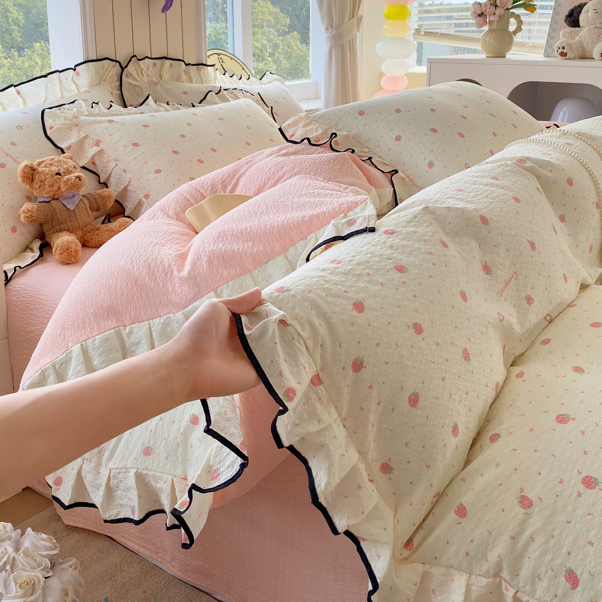 91家纺网 家纺一手货源 找家纺 爱橙家纺（原艾橙家纺） 2026春夏新款韩式花边110g超柔泡芙纱四件套 美莓果