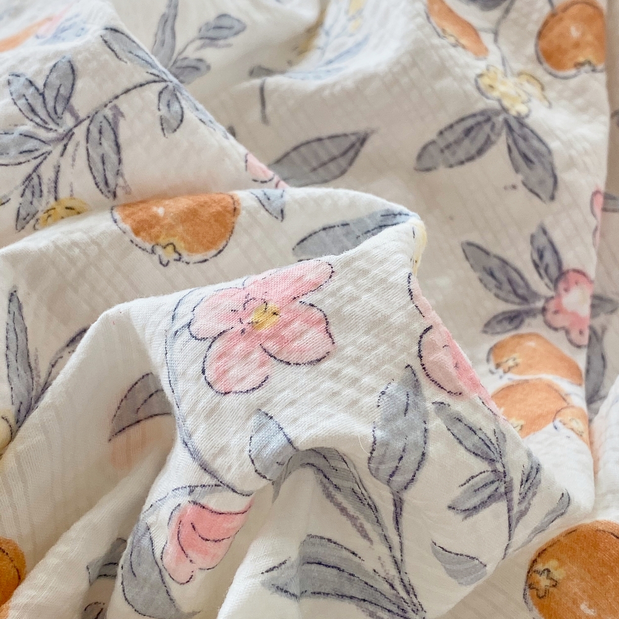 91家纺网 家纺一手货源 找家纺 爱橙家纺（原艾橙家纺） 2026春夏新款韩式花边110g超柔泡芙纱四件套 石榴花开