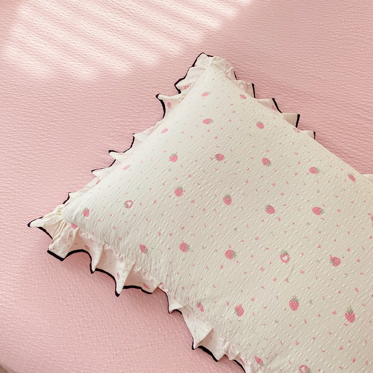 91家纺网 家纺一手货源 找家纺 爱橙家纺（原艾橙家纺） 2026春夏新款韩式花边110g超柔泡芙纱四件套 美莓果