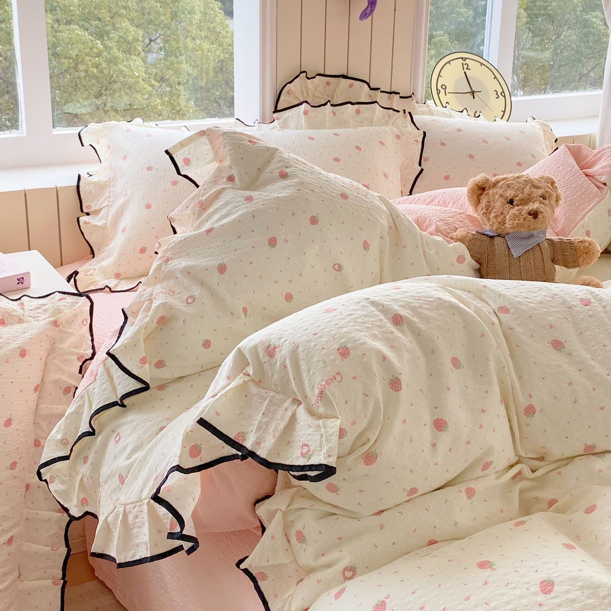 91家纺网 家纺一手货源 找家纺 爱橙家纺（原艾橙家纺） 2026春夏新款韩式花边110g超柔泡芙纱四件套 美莓果