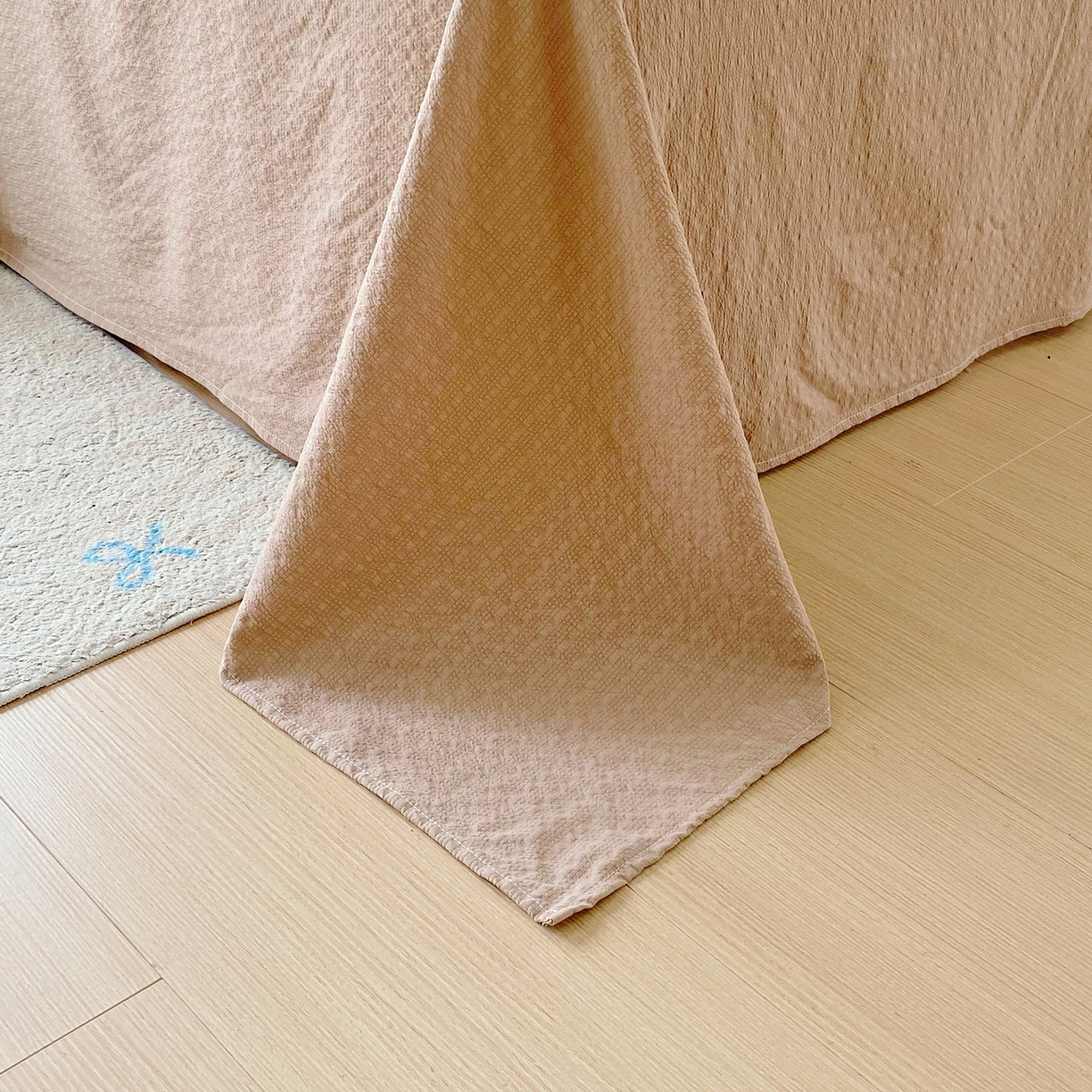 91家纺网 家纺一手货源 找家纺 爱橙家纺（原艾橙家纺） 2026春夏新款韩式花边110g超柔泡芙纱四件套 云朵熊