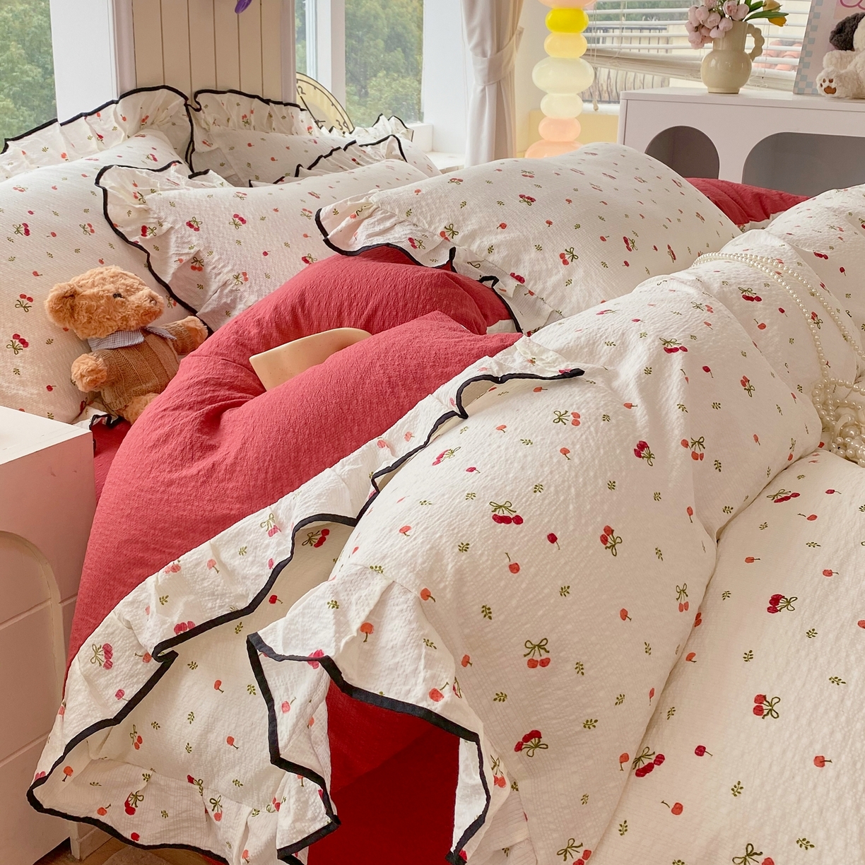 91家纺网 家纺一手货源 找家纺 爱橙家纺（原艾橙家纺） 2026春夏新款韩式花边110g超柔泡芙纱四件套 樱红絮语