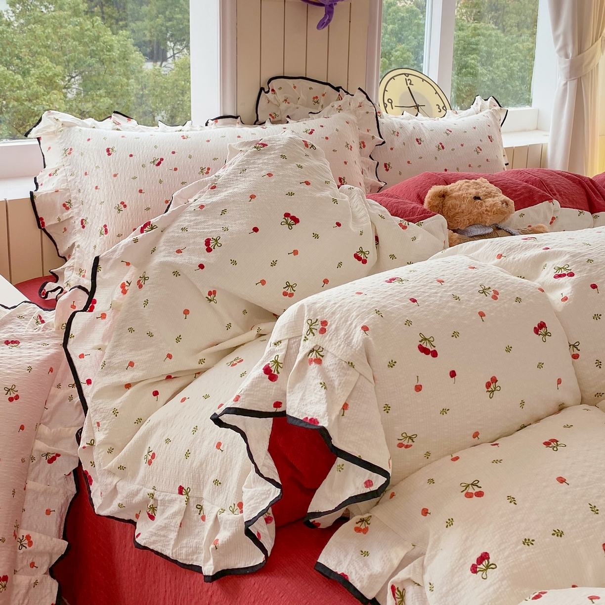 91家纺网 家纺一手货源 找家纺 爱橙家纺（原艾橙家纺） 2026春夏新款韩式花边110g超柔泡芙纱四件套 樱红絮语